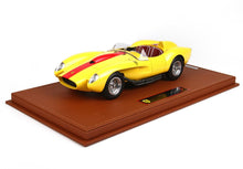 Modellino vintage Ferrari giallo con striscia rossa su supporto in pelle marrone disponibile da Vroomi