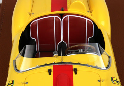 Modellino di auto da corsa vintage giallo con striscia rossa, sedili in pelle rossa e volante in legno, venduto da Vroomi.