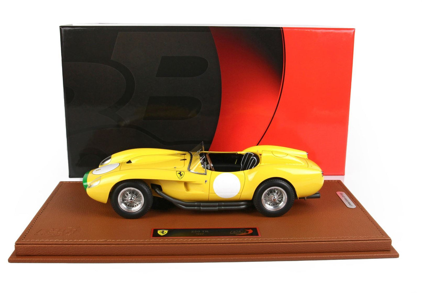 Modellino di Ferrari 250 TR del 1957 giallo su base in pelle, disponibile su Vroomi