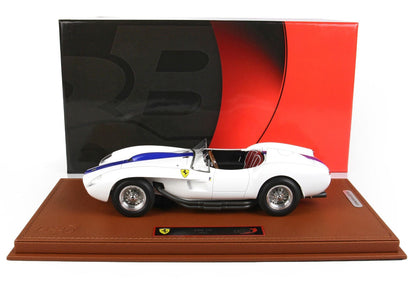 Modellino in scala di una Ferrari 250 TR bianca con striscia blu su base marrone, in vendita su Vroomi.