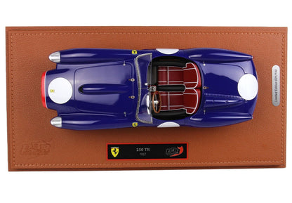 Vista dall'alto del modello Ferrari 250 TR blu del 1957 con interni rossi su base in pelle marrone, disponibile su Vroomi.
