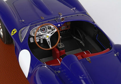 Primo piano degli interni di una Ferrari da corsa vintage blu con volante in legno e sedili rossi, disponibile su Vroomi.