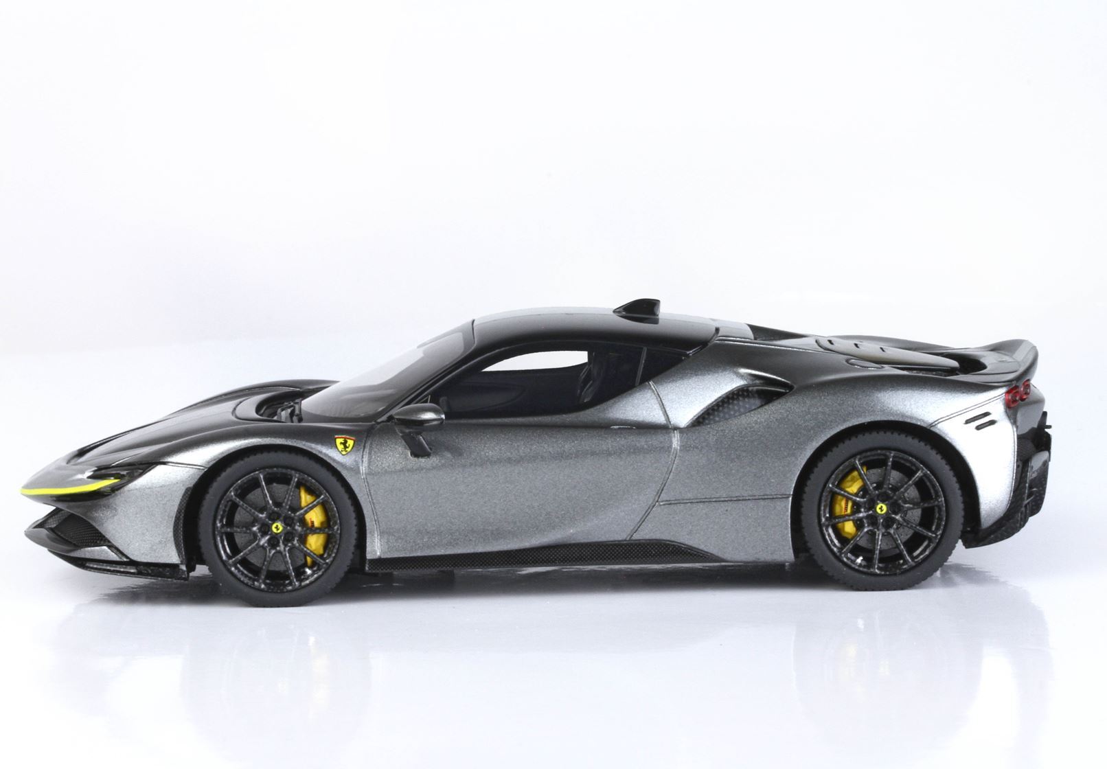 FERRARI SF90 STRADALE PACK FIORANO GRIGIO FERRO METALLIZZATO - Vroomi
