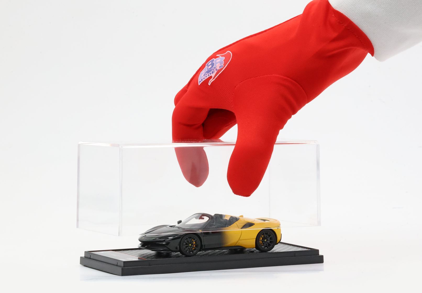 FERRARI SF90 SPIDER BICOLORE GIALLO MODENA - NERO DAYTONA NUOVO - Vroomi