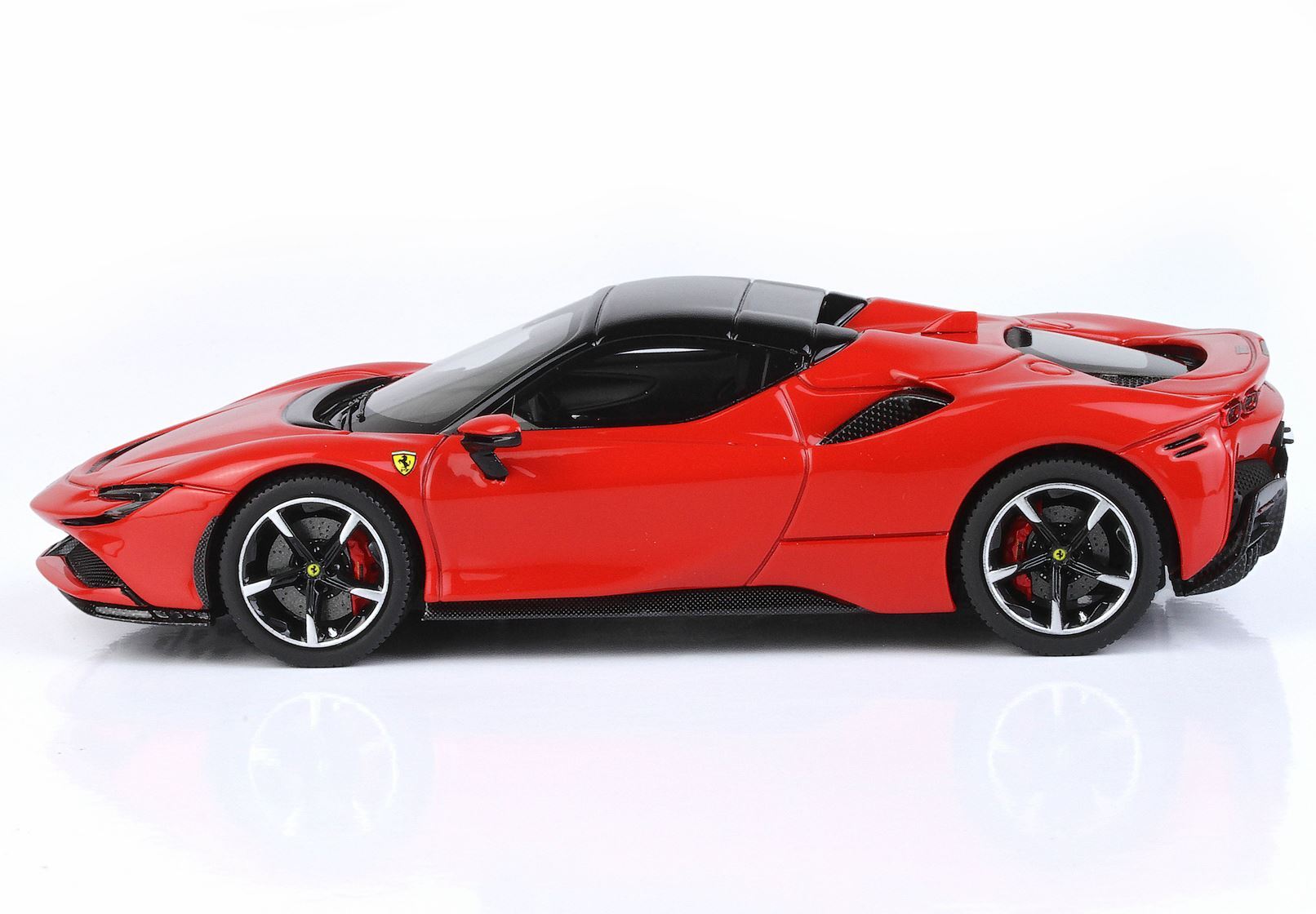 FERRARI SF90 SPIDER - TETTO CHIUSO ROSSO CORSA 322 - Vroomi