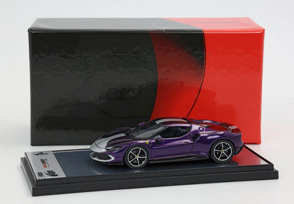 FERRARI 296 GTB VIOLA DINO LUCIDO E STRISCIA ARGENTO - Vroomi