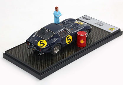 Modellino in scala della Ferrari 250 GTO blu navy con il numero 5, un barile Shell rosso e una figurina del pilota su base espositiva, disponibile su Vroomi.