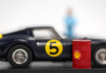 Primo piano di un'auto da corsa vintage nera con il numero 5 giallo e un bidone rosso della Shell, disponibile su Vroomi.