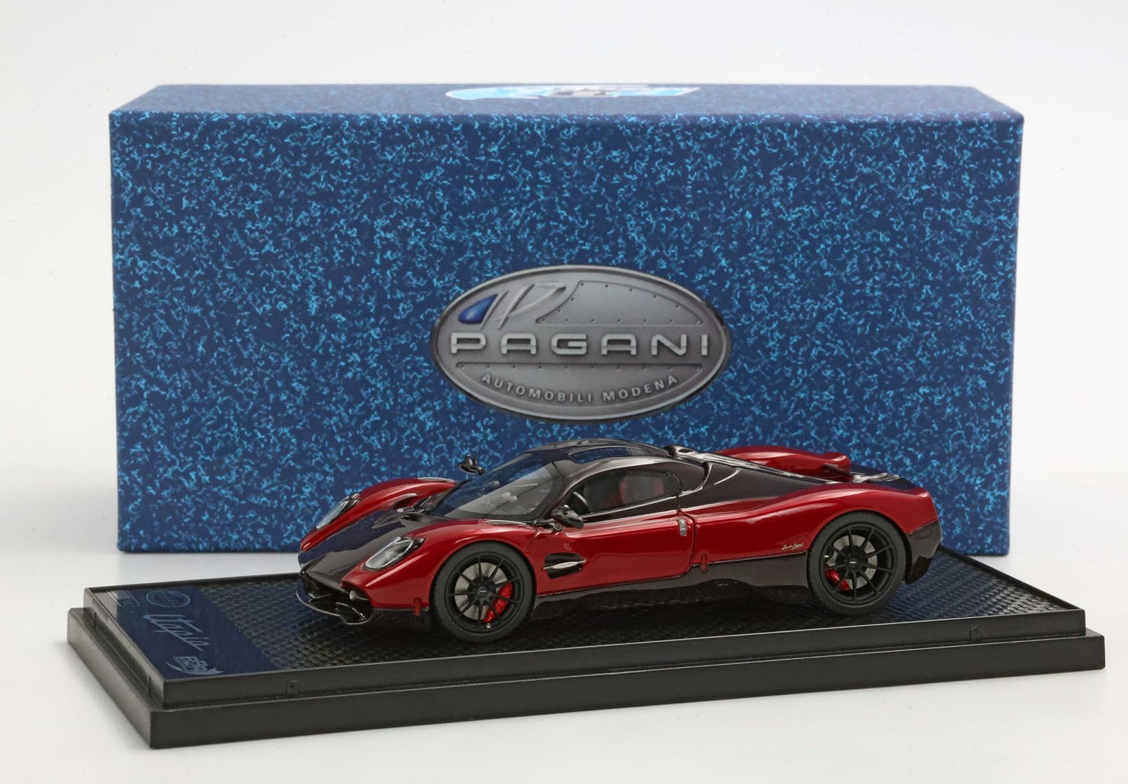 PAGANI UTOPIA ROSSO DUBAI - Vroomi