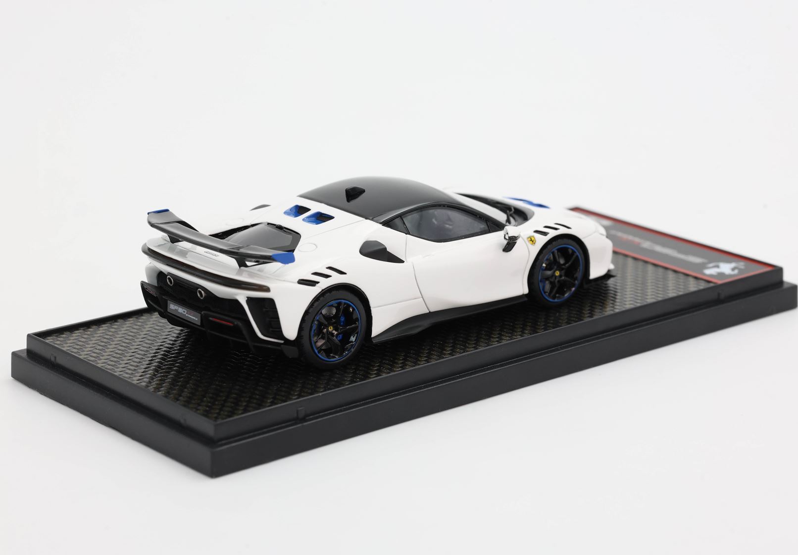 FERRARI SF90 XX STRADALE BIANCO CERVINO - Vroomi