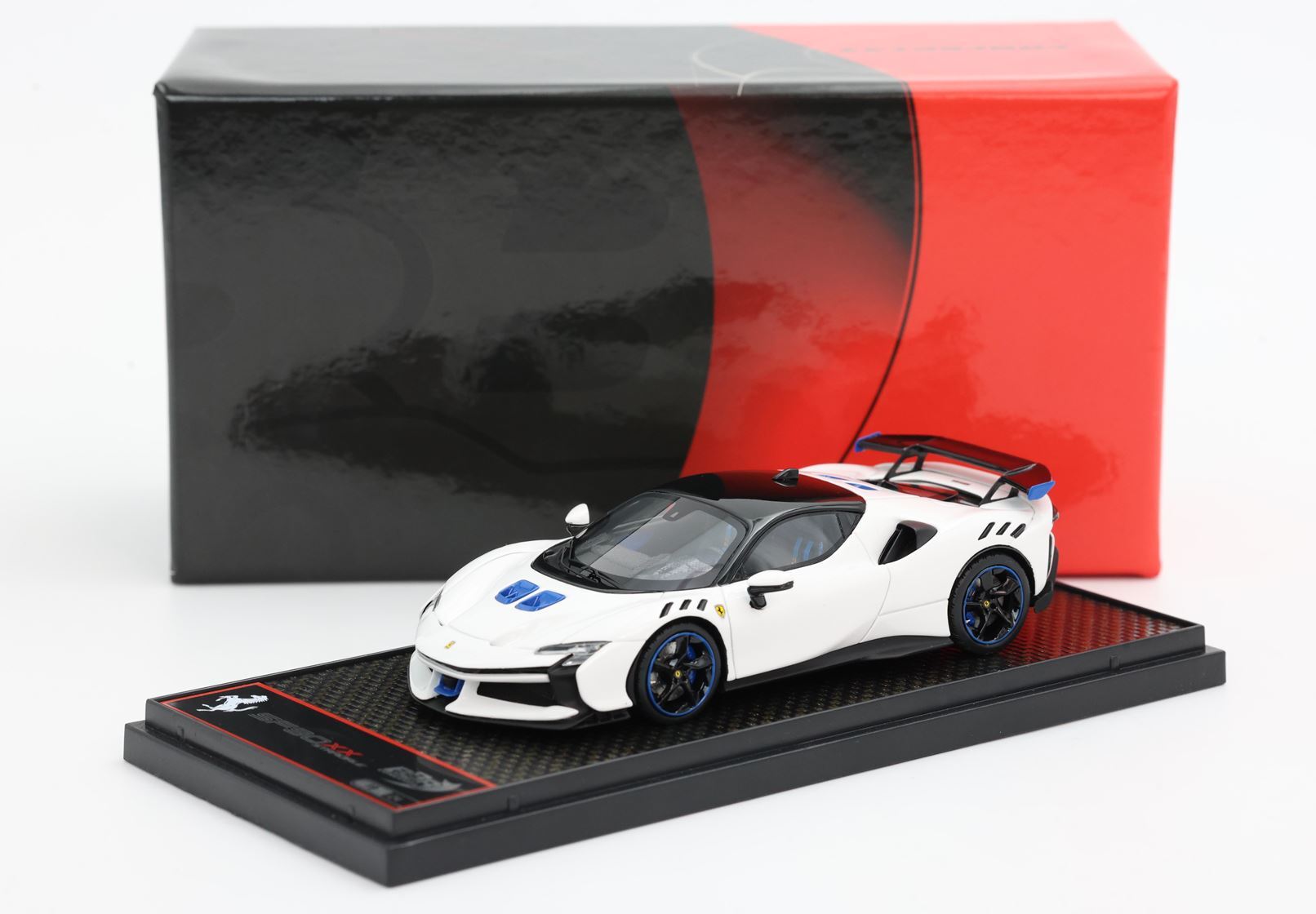 FERRARI SF90 XX STRADALE BIANCO CERVINO - Vroomi