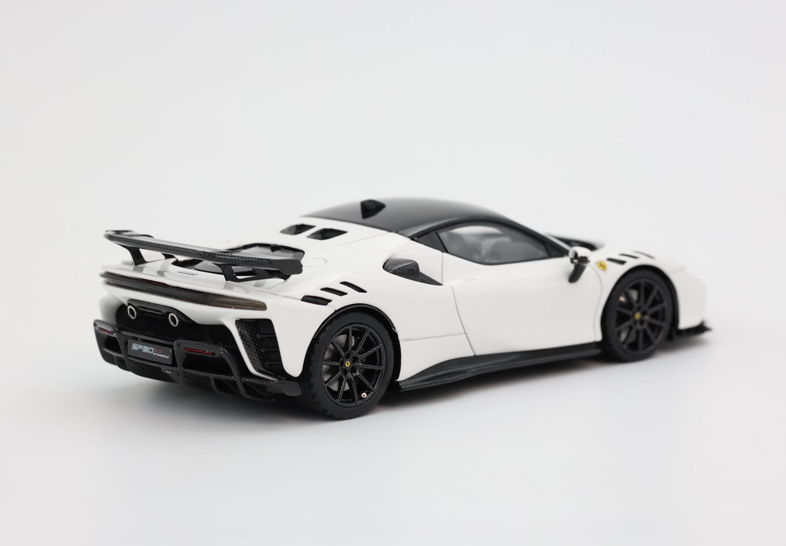 FERRARI SF90 XX STRADALE BIANCO CERVINO CERCHI CARBONIO - Vroomi