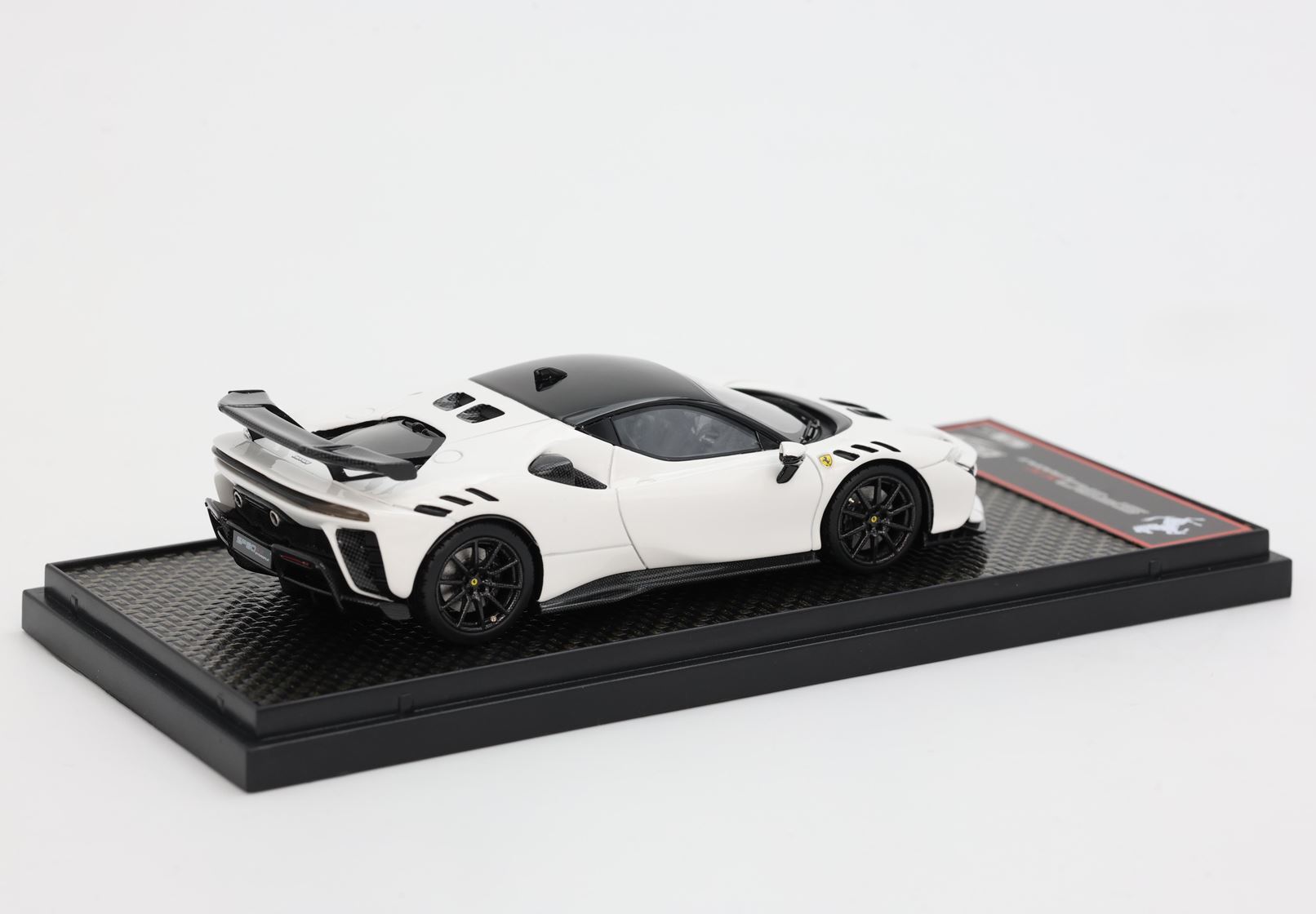 FERRARI SF90 XX STRADALE BIANCO CERVINO CERCHI CARBONIO - Vroomi