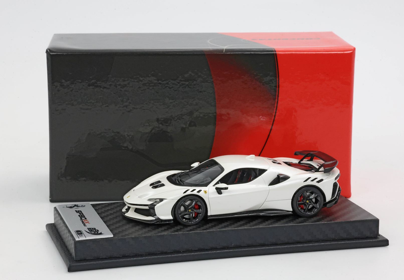 FERRARI SF90 XX STRADALE BIANCO FUJI LUCIDO - Vroomi