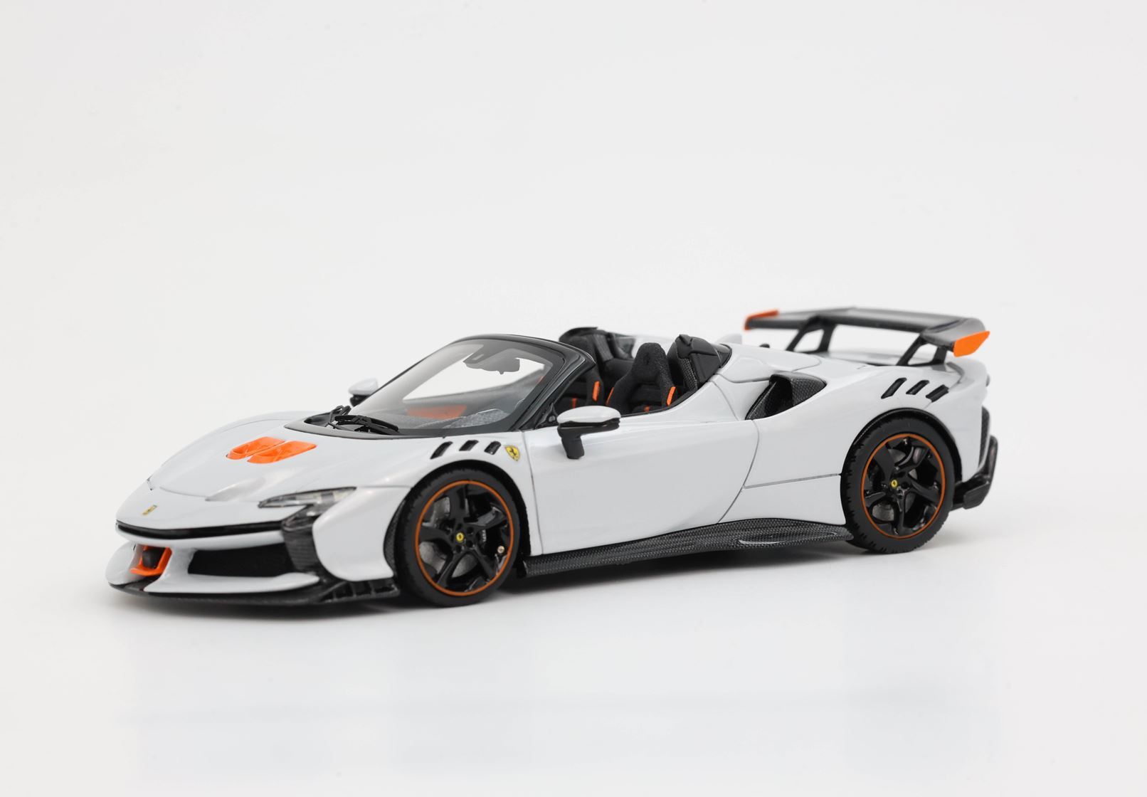 FERRARI SF90 XX SPIDER BIANCO ARTICO - Vroomi