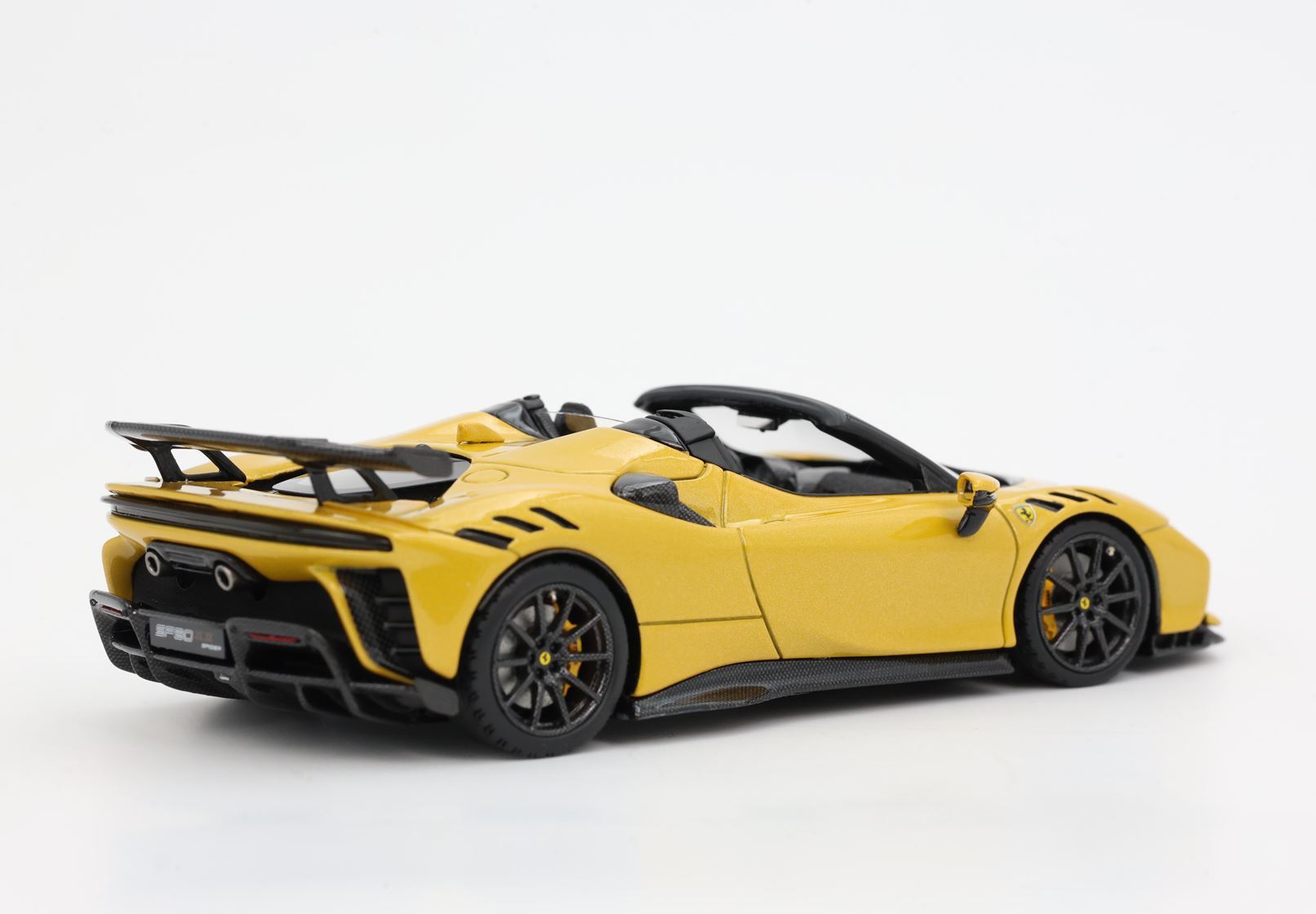 FERRARI SF90 XX SPIDER CERCHI IN CARBONIO GIALLO MONTECARLO - Vroomi