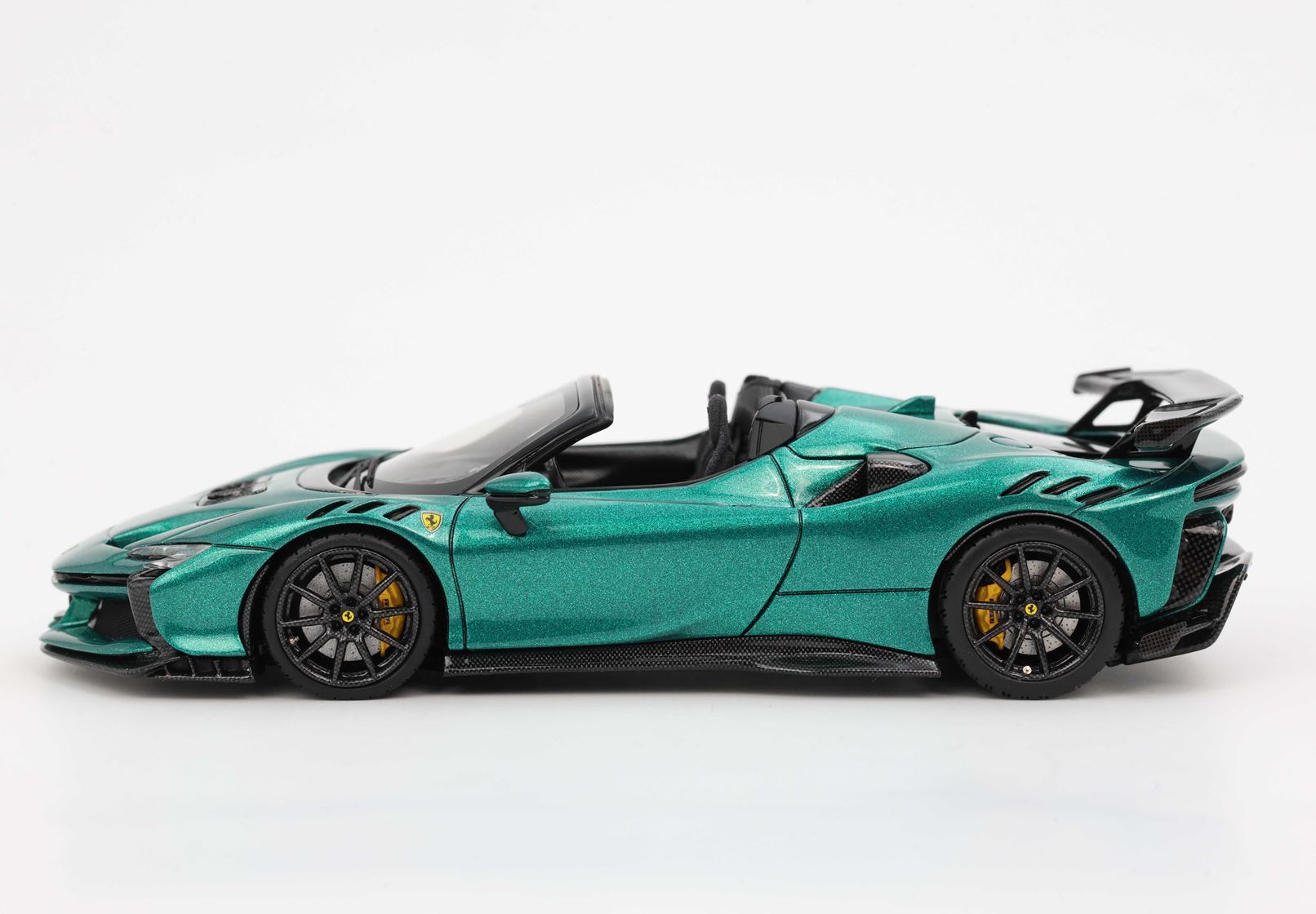 FERRARI SF90 XX SPIDER VERDE GIOIELLO CERCHI CARBONIO - Vroomi