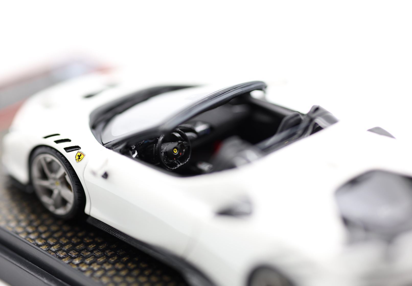 FERRARI SF90 XX SPIDER BIANCO CERVINO - Vroomi