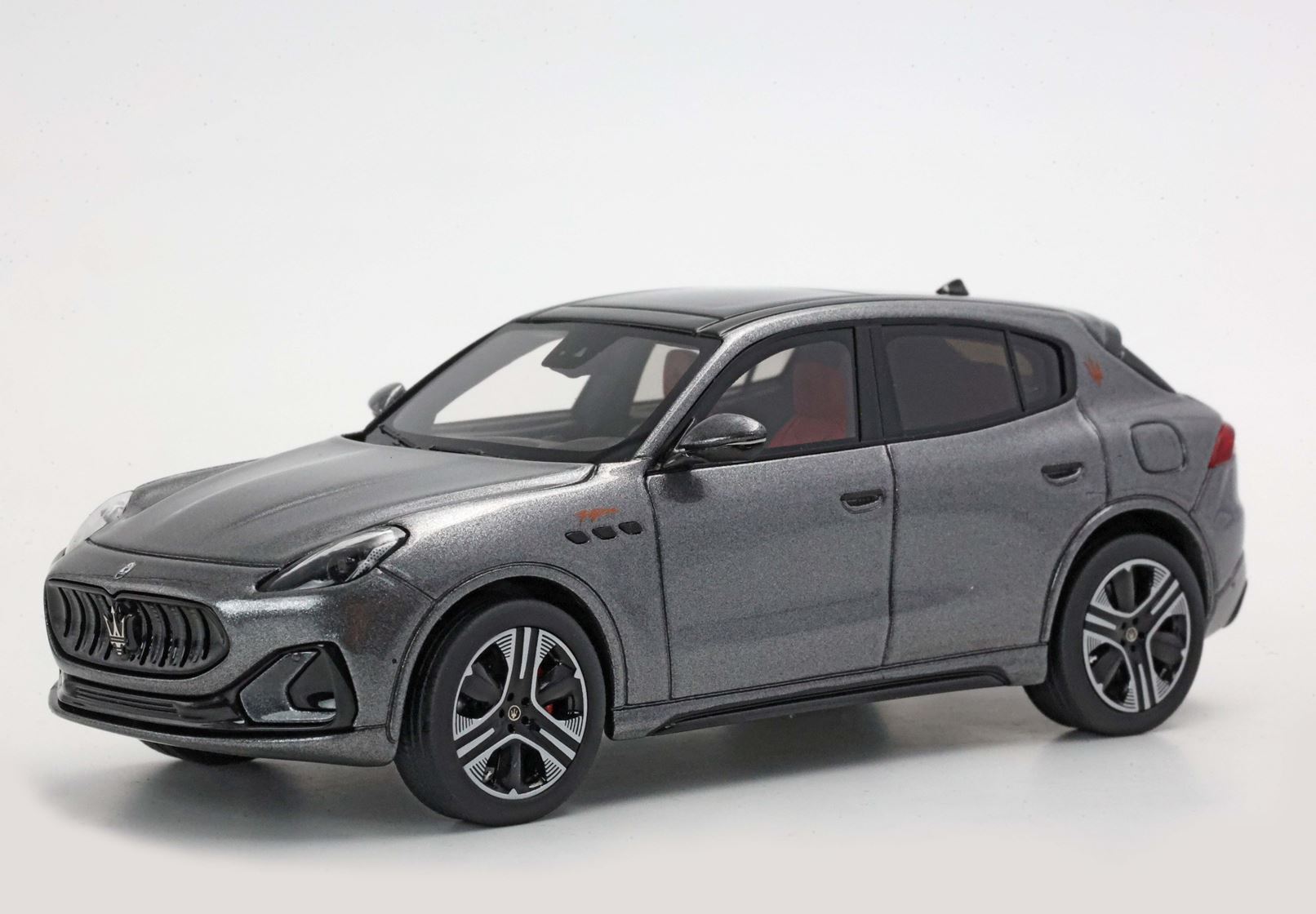 MASERATI GRECALE FOLGORE 2022 GRIGIO LAVA - Vroomi