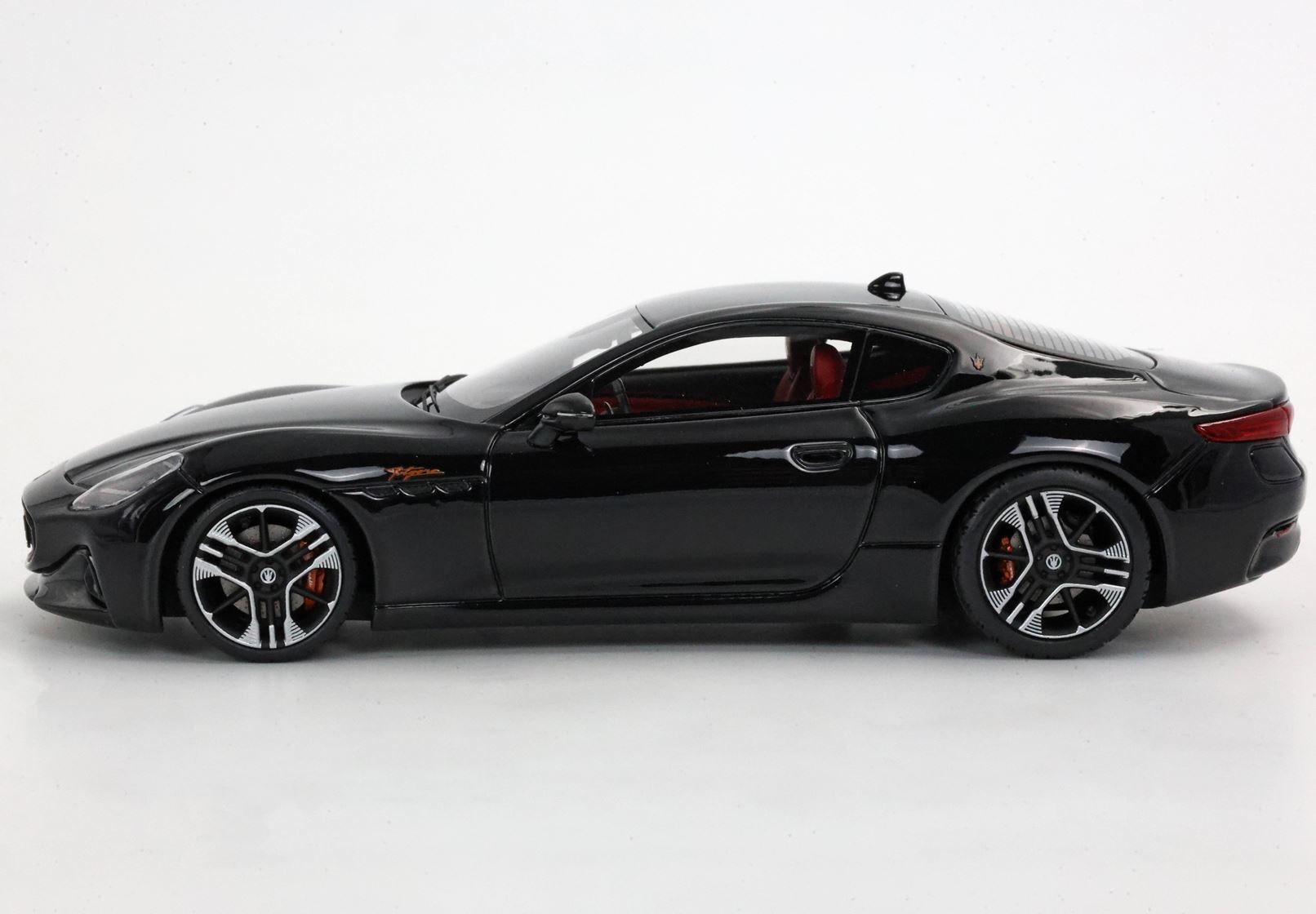 MASERATI GRANTURISMO FOLGORE 2023 NERO ASSOLUTO - Vroomi
