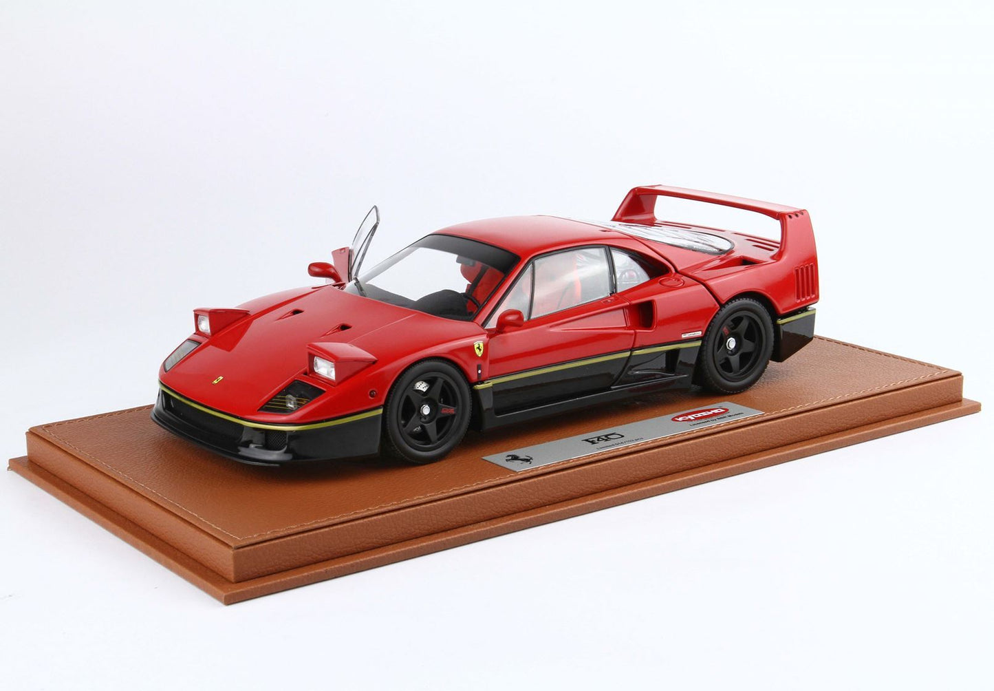 Modellino di Ferrari F40 rossa con portiera aperta su base marrone, disponibile su Vroomi.