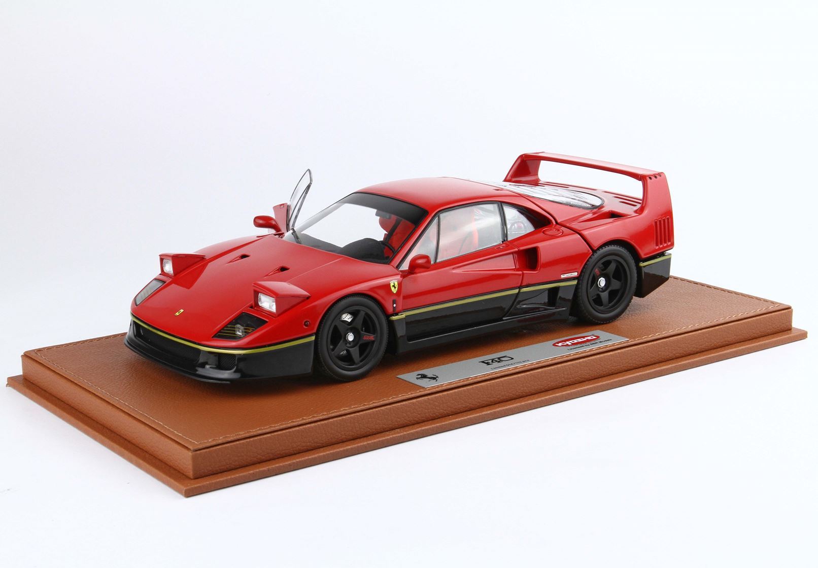 Modellino di Ferrari F40 rossa con portiera aperta su base marrone, disponibile su Vroomi.