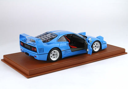 Modellino in scala della Ferrari F40 blu con portiera aperta su base espositiva in pelle marrone, disponibile su Vroomi.