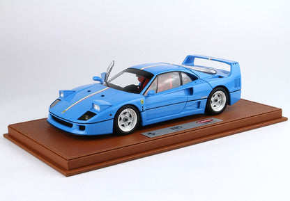 Modellino di Ferrari F40 blu con portiera aperta su base marrone, venduto da Vroomi.