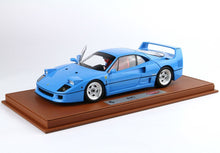 Modellino in scala della Ferrari F40 blu con portiera aperta su base marrone, che puoi trovare sulla piattaforma Vroomi.
