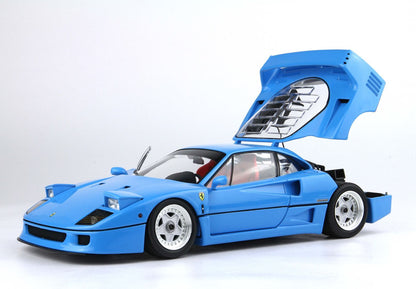 Modello Ferrari F40 blu con cofano posteriore aperto, ruote dettagliate e interni rossi, disponibile su Vroomi.