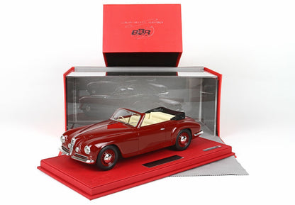 Modellino di auto classica Alfa Romeo decappottabile rossa con interni color crema su espositore rosso, in vendita su Vroomi.