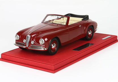 Modellino di Alfa Romeo cabriolet vintage rossa con interni beige su base espositiva rossa, in vendita su Vroomi.