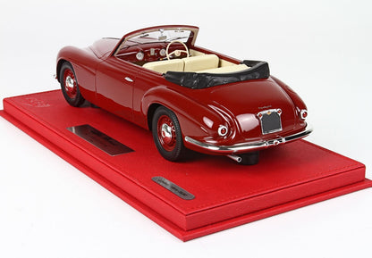 Modellino di Alfa Romeo 1900 cabriolet rossa con interni color crema su base rossa, venduto tramite Vroomi.