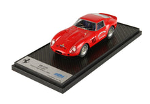 Modellino di Ferrari 250 GTO rossa su base nera, edizione 1965 della Victoria High School, disponibile tramite Vroomi.