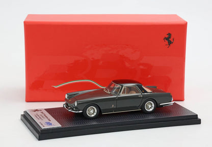 Modellino classico nero della Ferrari 250 GT SWB del 1961 su espositore con scatola rossa Ferrari, disponibile su Vroomi.