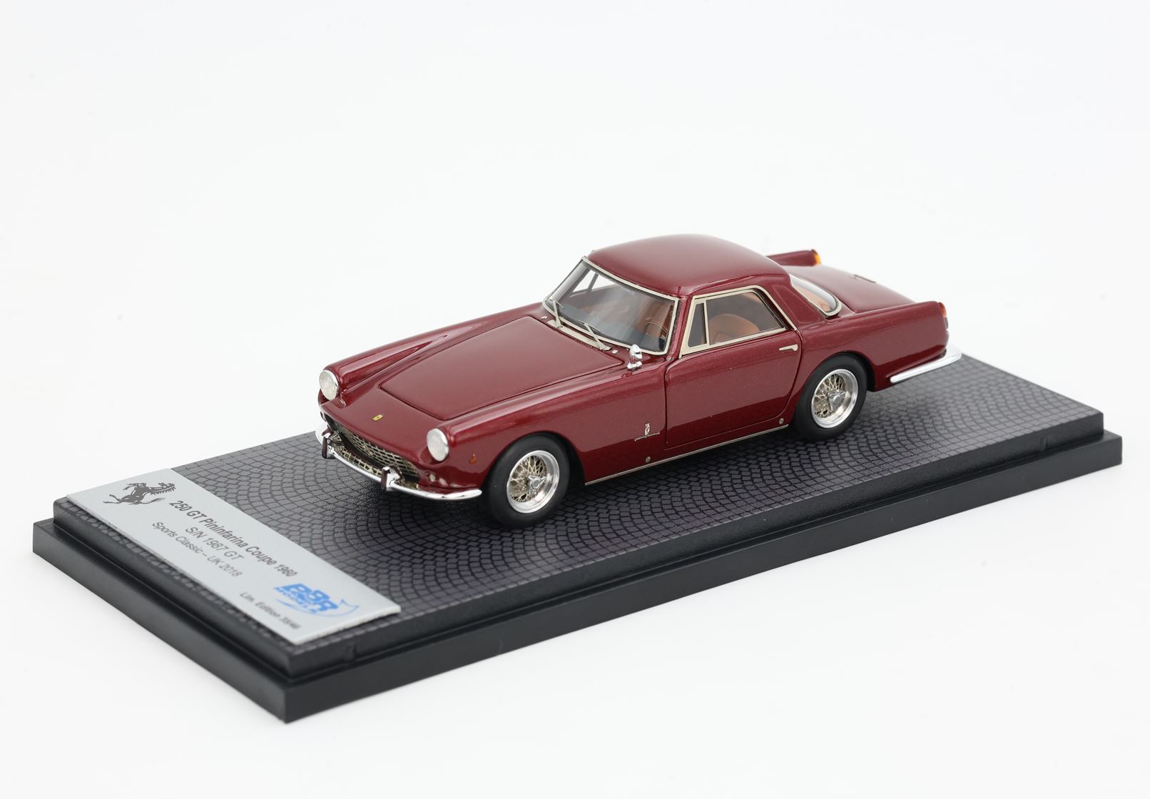 Modellino dell'auto Maroon 230 GT Pininfarina Coupé del 1960 su base espositiva, disponibile tramite Vroomi.
