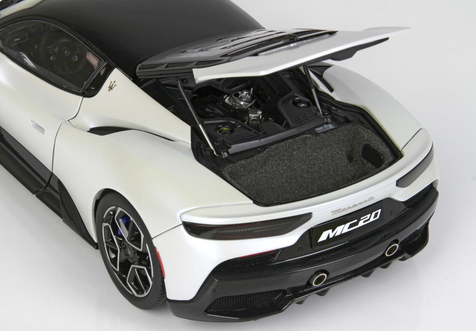 MASERATI MC20 DIE CAST APRIBILE COLORE SPECIALE BIANCO AUDACE - VETRINA INCLUSA - Vroomi