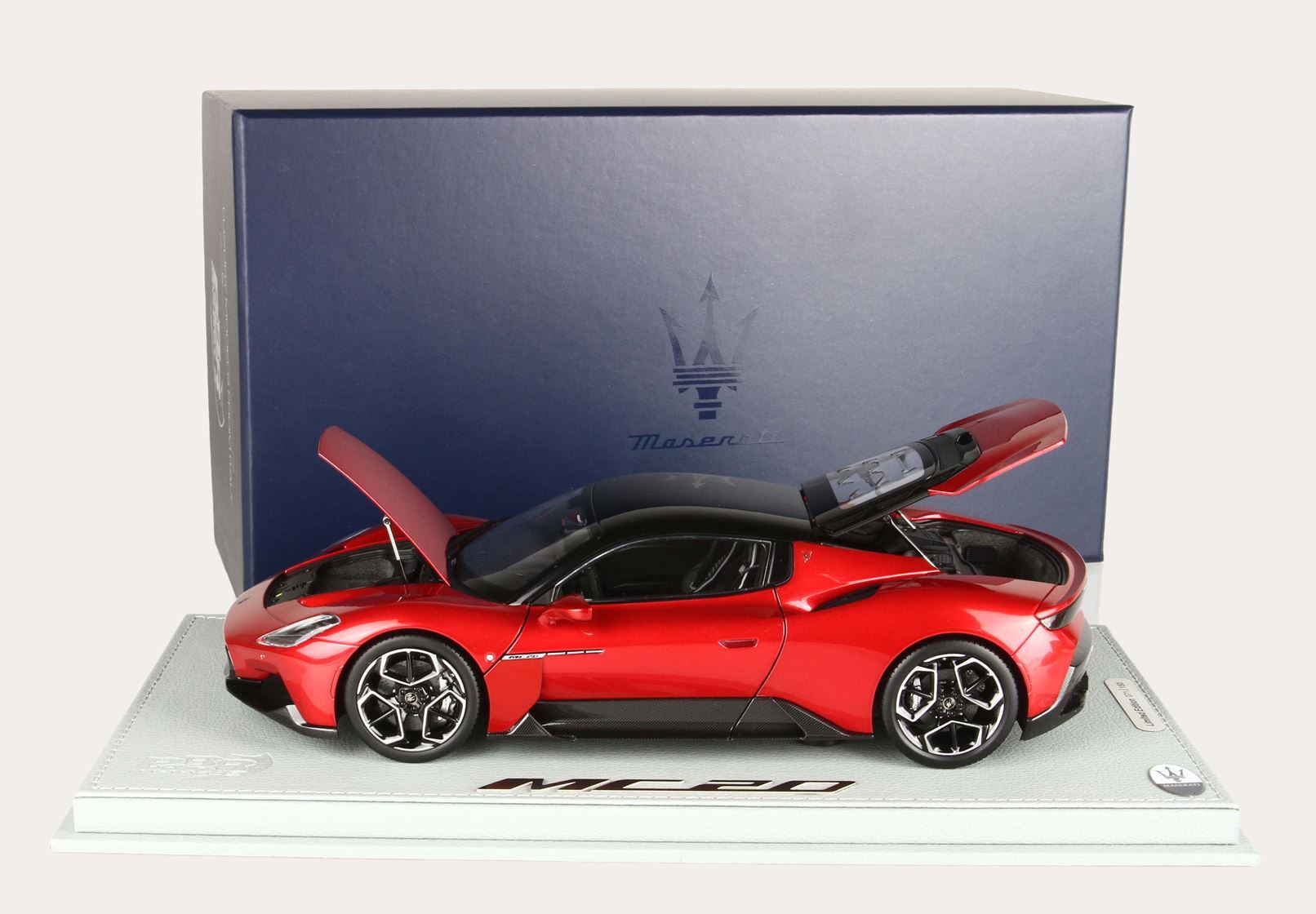 MASERATI MC20 ROSSO VINCENTE METALLIZZATO TETTO NERO - DIECAST FULL OPEN - CONFEZIONE CON VETRINA INCLUSA - Vroomi