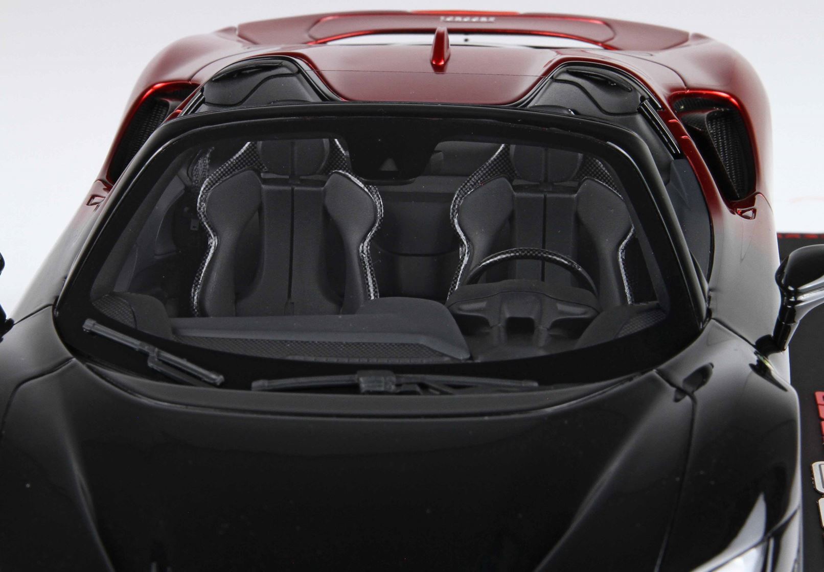 FERRARI SF90 SPIDER ROSSO MAGMA E NERO - Vroomi