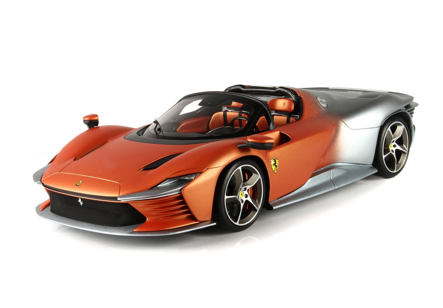 FERRARI DAYTONA SP3 SERIE ICONA GRIGIO METALLIZZATO OPACO E ARANCIO MET - Vroomi