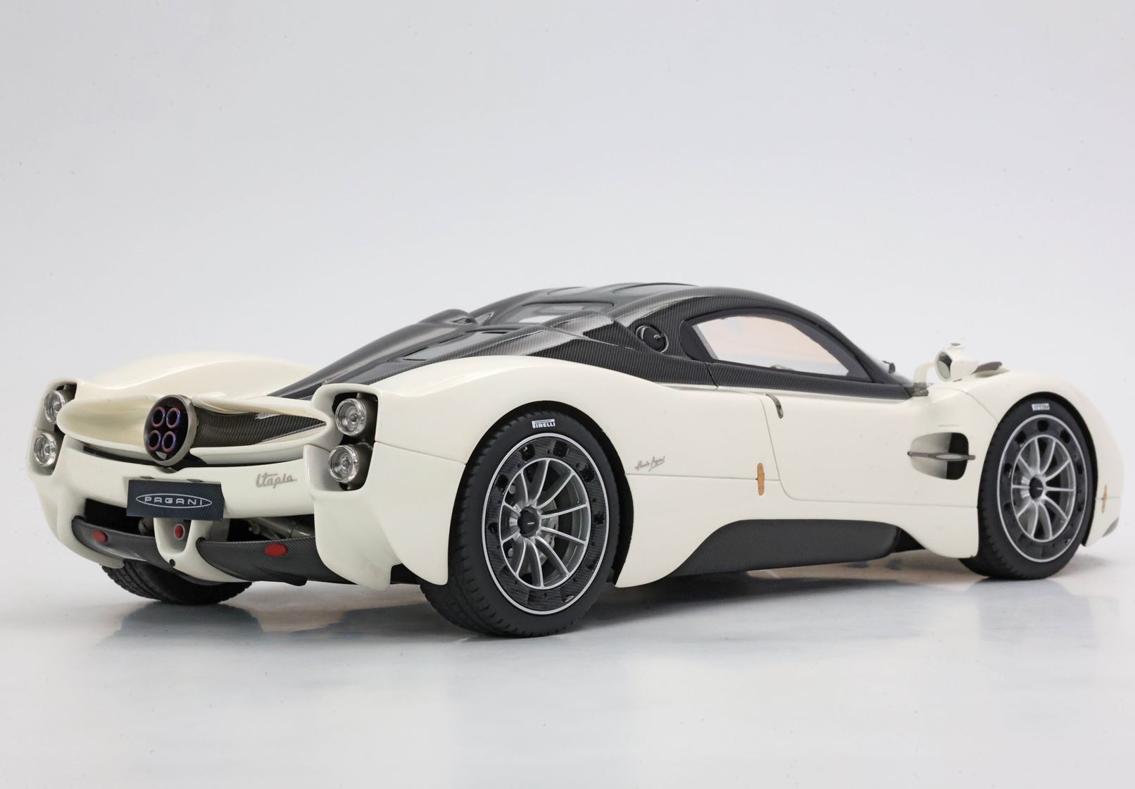 PAGANI UTOPIA CARROZZERIA E FRENI BIANCO PERLA - Vroomi