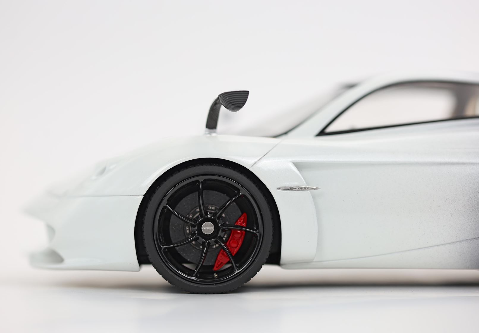 Pagani Huayra Codalunga Bianco Malta - Ferrari Grigio Silverstone Shade - Vroomi