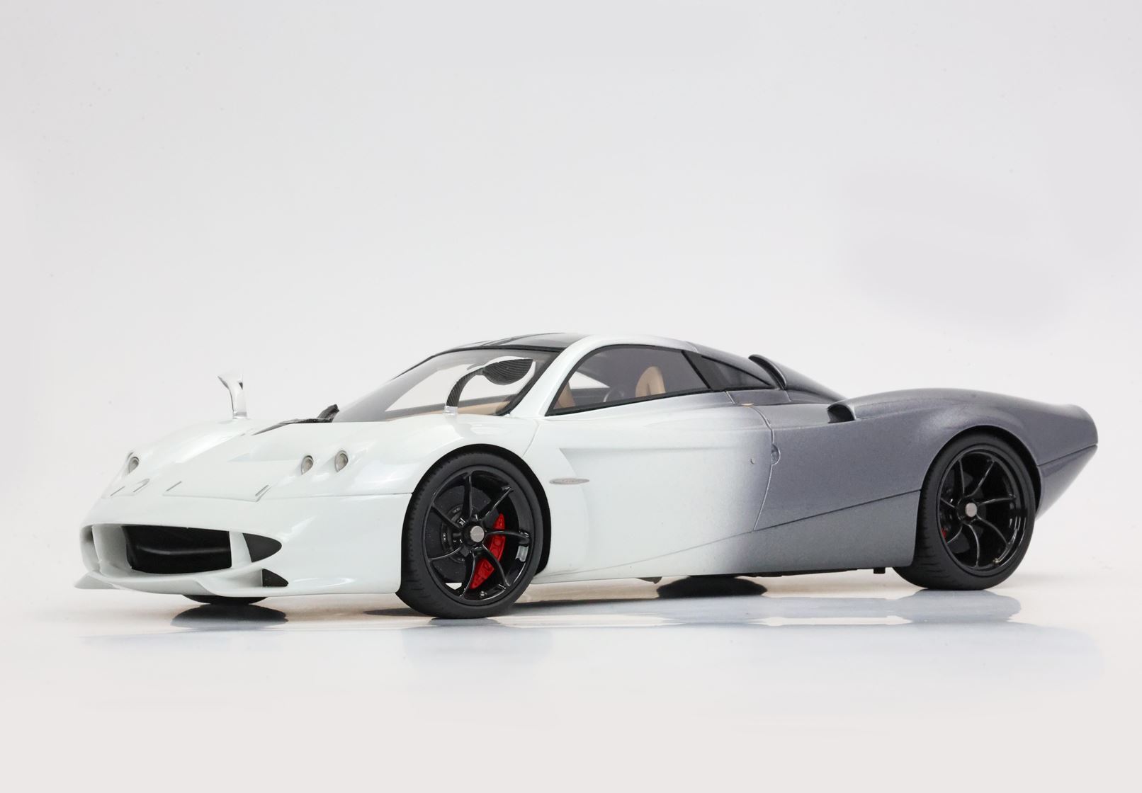 Pagani Huayra Codalunga Bianco Malta - Ferrari Grigio Silverstone Shade - Vroomi