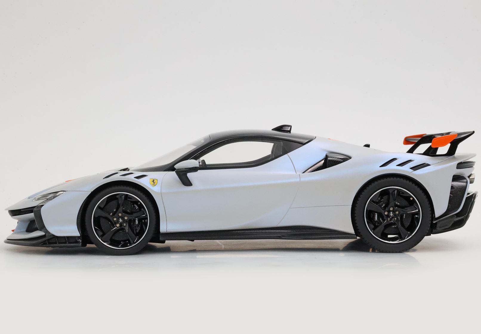 FERRARI SF90 XX STRADALE ONDA MARINA CON TETTO NERO - Vroomi