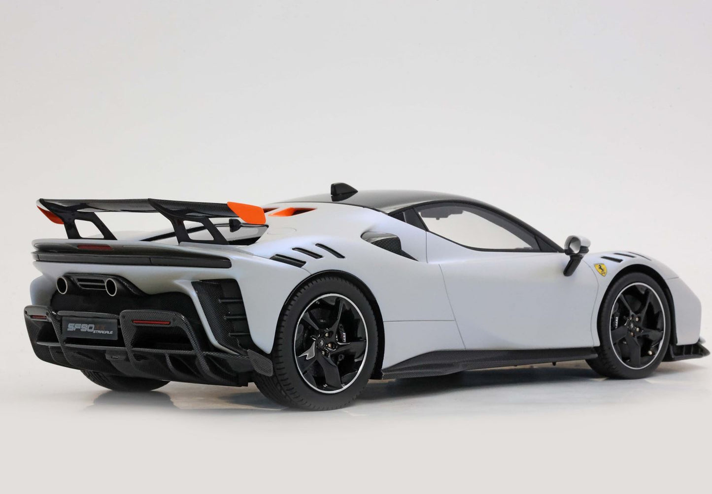 FERRARI SF90 XX STRADALE ONDA MARINA CON TETTO NERO - Vroomi