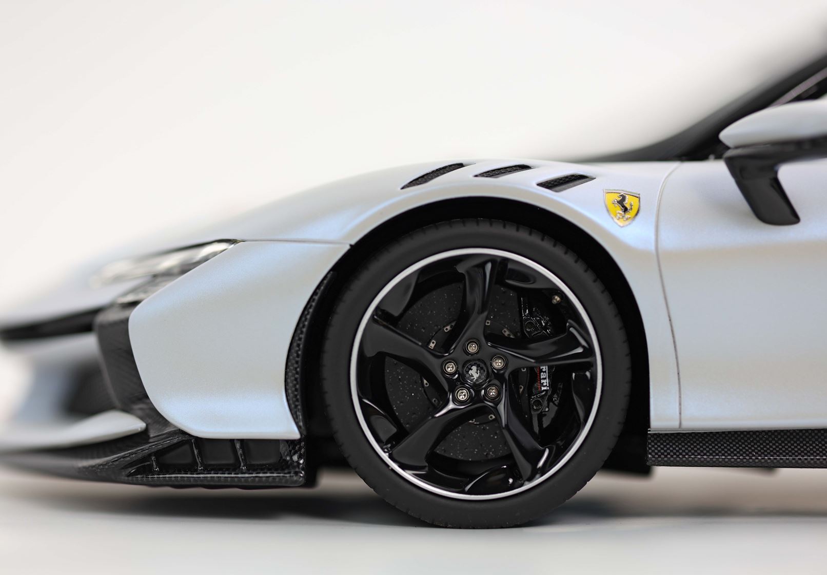 FERRARI SF90 XX STRADALE ONDA MARINA CON TETTO NERO - Vroomi