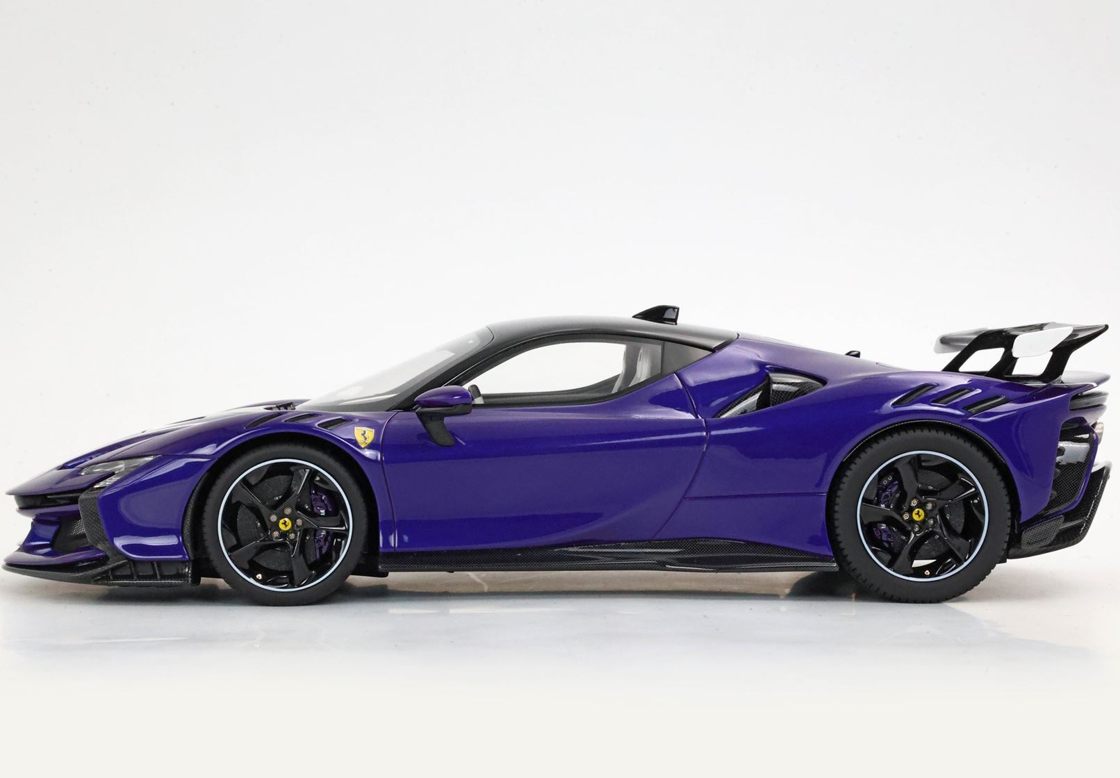 FERRARI SF90 XX STRADALE VIOLET21 - TETTO NERO - INTERNI BIANCHI - Vroomi