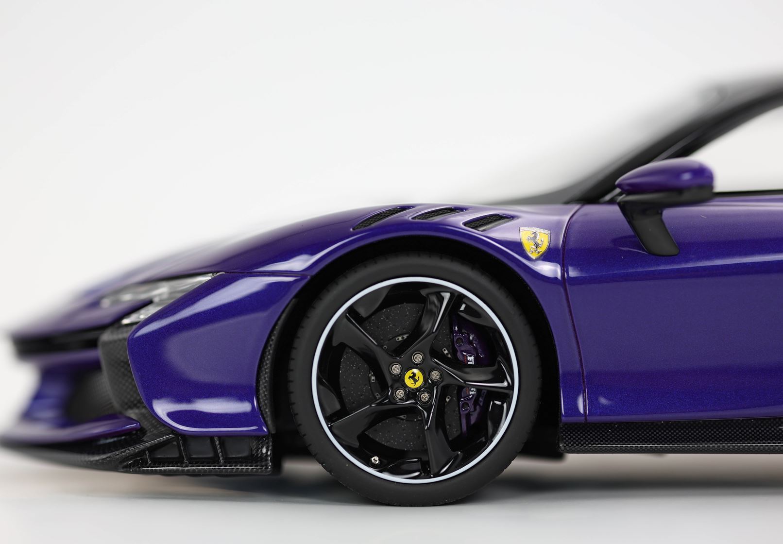 FERRARI SF90 XX STRADALE VIOLET21 - TETTO NERO - INTERNI BIANCHI - Vroomi