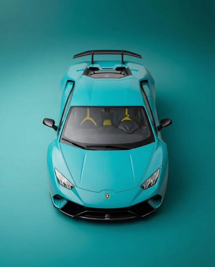 Auto sportiva turchese su sfondo verde acqua